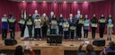 Fotografia das alunas e alunos diplomados pelo projeto “Eleitor do Futuro” e das autoridades que...