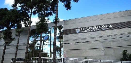 Foto da fachada do Fórum Eleitoral de Curitiba