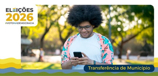 Imagem que retrata um homem jovem de pele parda e cabelos pretos em estilo black power volumoso,...