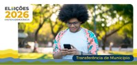 Imagem que retrata um homem jovem de pele parda e cabelos pretos em estilo black power volumoso,...