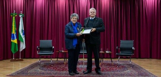 Entrega de Comenda do Mérito Eleitoral Paranaense ao filho de Benjamim Ferreira