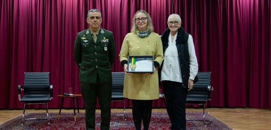 Entrega de Comenda do Mérito Eleitoral Paranaense ao filho de Benjamim Ferreira