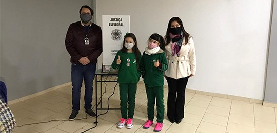 Escola de Itaperuçu (PR) elege representantes mirins 01 Paulo Cezar Ribeiro, chefe da 156ª ZE, e Mary Ogawa, chefe da Seção de Gestão de Programas Insti...