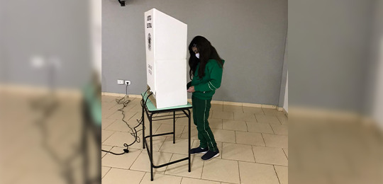 Escola de Itaperuçu (PR) elege representantes mirins 02 Aluna escolhe seus representantes usando a urna eletrônica