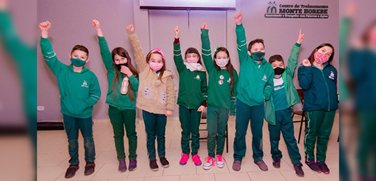 Escola de Itaperuçu (PR) elege representantes mirins 04 Alunos eleitos comemoram resultado da eleição