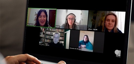 Imagem de um notebook exibindo o evento on-line