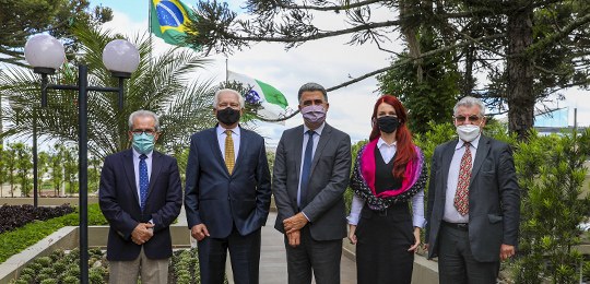 Escola Judiciária Eleitoral do Paraná e CIEE firmam parceria para capacitação de adolescentes Foto de uma mulher e quatro homens em pé, um ao lado do outro, no terraço da presidência do Trib...