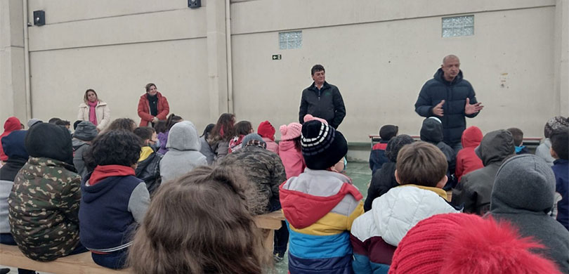 Fotografia de um grupo de estudantes sentados assistindo a uma palestra.