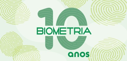 Banner de fundo verde escrito "10 anos - Biometria" com desenhos figurativos de biometria em volta.
