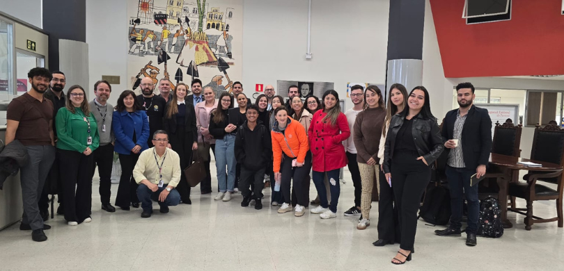 Estudantes da UniOpet realizam visita acadêmica ao TRE-PR Fotografia de diversos estudantes, entre homens e mulheres, posando sorrindo ao lado de servidor...