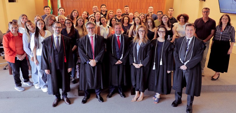 Estudantes de Direito da Unicesumar visitam a sede do TRE-PR Fotografia que retrata um grande grupo de pessoas, entre homens e mulheres de diversas idades, p...