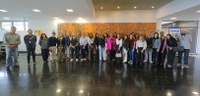 Fotografia em plano aberto de um grupo numeroso de pessoas, composto por homens e mulheres de di...