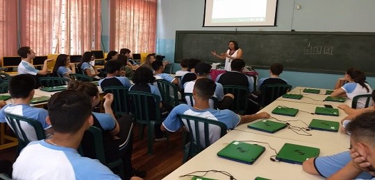 Estudantes de Ibaiti (PR) ficam por dentro do processo eletrônico de votação Fotografia de uma sala de aula com alunos sentados diante de carteiras escolas. À frente há uma ...
