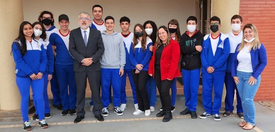 Um homem, que veste terno, está falando em um púlpito enquanto uma plateia o assiste.