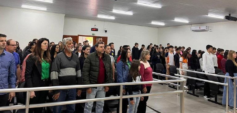 Fotografia da plateia presente na cerimônia na Câmara Municipal de Manoel Ribas. É possível ver ...