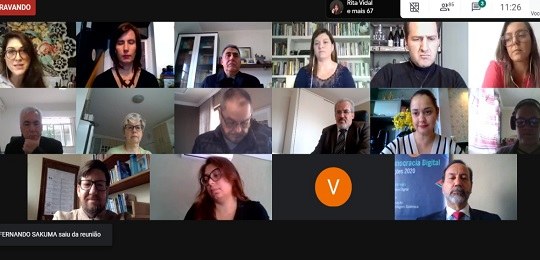 Fotografia que reproduz uma sala de reuniões virtual com vários participantes