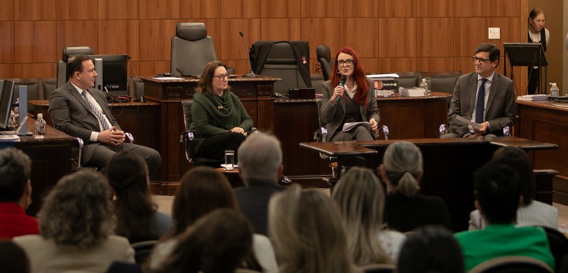 Evento "Vozes femininas na política: desafios e perspectivas" reflete sobre os desafios enfrentados pelas mulheres na política Fotografia em que aparecem duas mulheres e dois homens sentados falando à plateia na sala de ses...