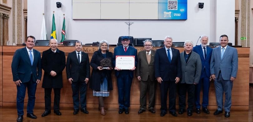 Ex-servidor Marden Machado torna-se cidadão honorário de Curitiba Fotografia em que o ex-servidor Marden Machado aparece ao lado de sua esposa Marília e de autori...
