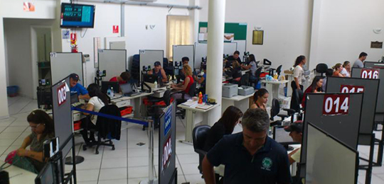 Expansão da biometria no Paraná - Fase 2 (2015 e 2016) 1 Pessoas sendo atendidas para realização do cadastro biométrico