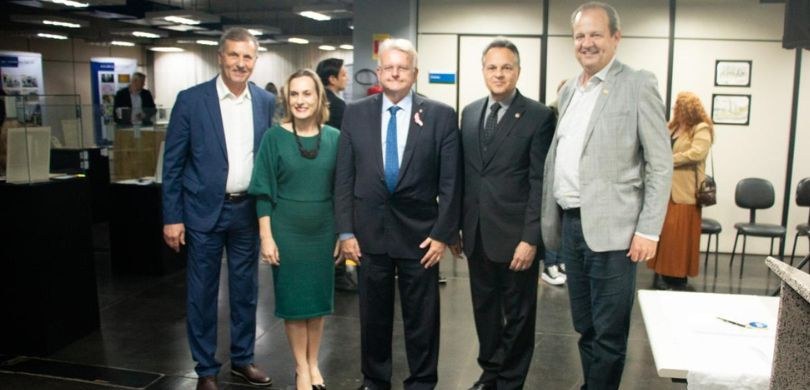 Exposição no Arquivo Público do Paraná celebra os 80 anos da reinstalação do TRE-PR Fotografia em que são vistos quatro homens e uma mulher posando nas dependências do Arquivo Públ...