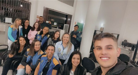 Banner dividido em duas partes, uma “antes” e outra “depois”. Na primeira imagem, as cadeiras da...