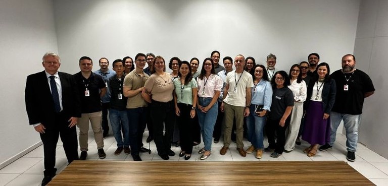Fórum Eleitoral de Londrina inaugura sala calma para atender pessoas neurodivergentes Fotografia em que aparecem várias pessoas posando em uma sala com piso e paredes brancas. Entre ...