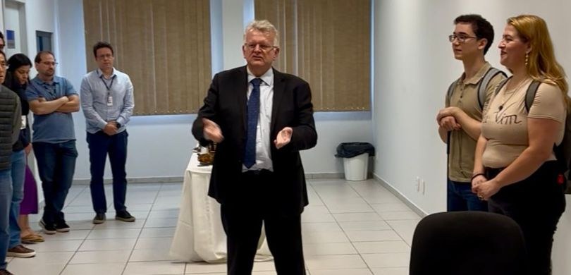 Fórum Eleitoral de Londrina inaugura sala calma para atender pessoas neurodivergentes Fotografia em que se vê, em destaque, o presidente Sigurd Roberto Bengtsson falando em uma sala ...