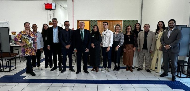Fórum Eleitoral de Ponta Grossa inaugura sala calma e realiza capacitação para atendentes Fotografia em que são vistas várias pessoas posando em uma ampla sala com piso claro, no qual se...
