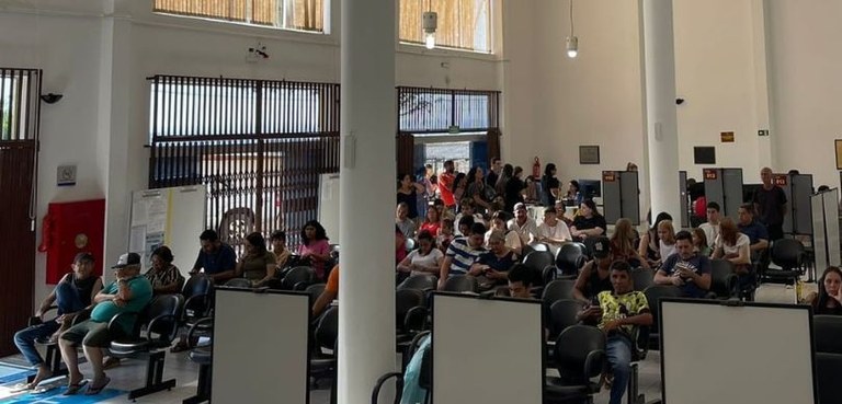 Fórum Eleitoral de Ponta Grossa. Várias pessoas estão sentadas aguardando atendimento em cadeira...