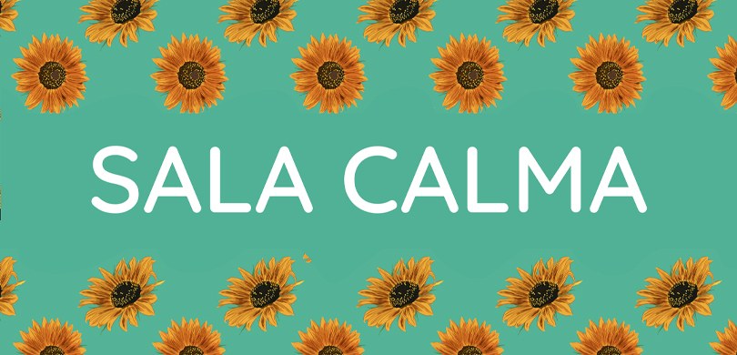 Banner com fundo azul sobre o qual se lê, no centro, “Sala Calma”, em branco. Acima a abaixo das...