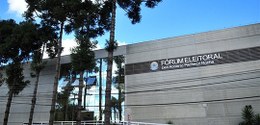 Foto externa do Fórum Eleitoral de Curitiba