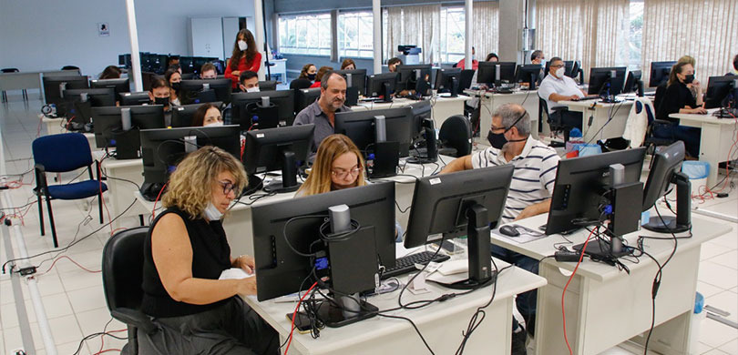 Fotografia da equipe de servidoras e servidores do TRE-PR e dos demais TREs e do TSE realizando ...