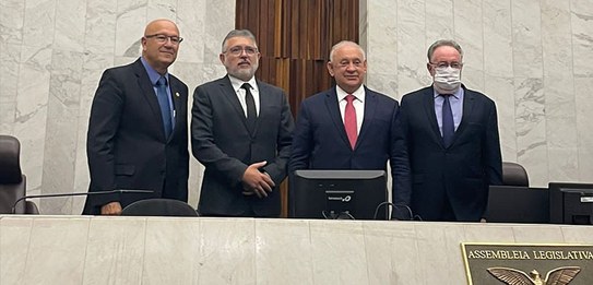 Fotografia do deputado Luiz Cláudio Romanelli (primeiro Secretario da ALEP), desembargador Coimb...