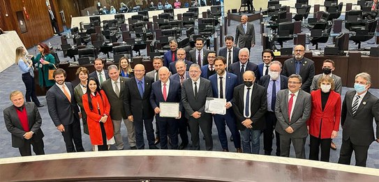 Fotografia do deputado Luiz Cláudio Romanelli (primeiro Secretario da ALEP), desembargador Coimb...