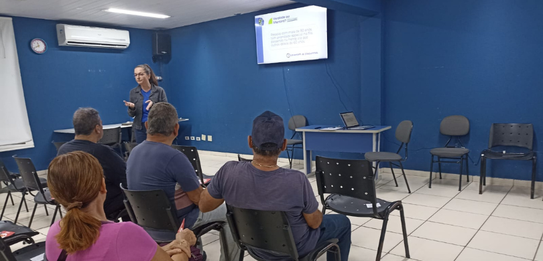 Fotografia de cinco pessoas, quatro homens e uma mulher, em uma sala clara. Dois rapazes com col...