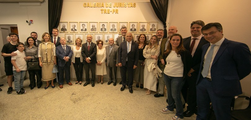 Galeria de Juristas do TRE-PR é inaugurada nesta sexta-feira (22) 1 Fotografia em que aparecem várias pessoas, entre homenageados e parentes de homenageados, diante...