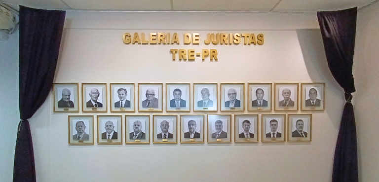 Galeria de Juristas do TRE-PR é inaugurada nesta sexta-feira (22) 2 Na fotografia, aparecem letras na cor dourada, que formam a frase “Galeria de Juristas TRE-PR”. ...