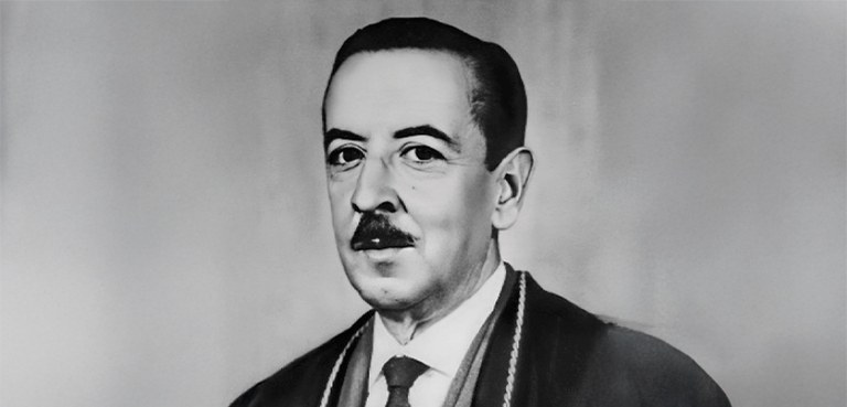 Fotografia em preto e branco do desembargador José Pacheco Júnior. Ele é um homem de pele clara,...