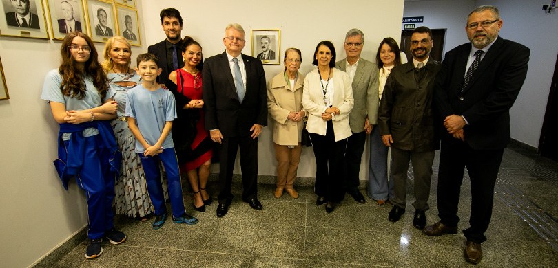 Fotografia em que aparecem várias pessoas, entre homens e mulheres, de diversas idades, posando ...