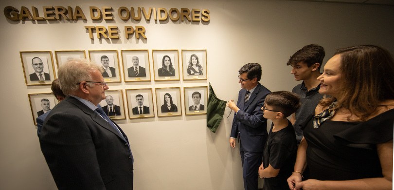 Galeria dos Ouvidores recebe fotografia do doutor Guilherme Frederico Hernandes Denz nesta Fotografia em que aparecem, do lado direito, o doutor Guilherme descerrando sua fotografia na ga...