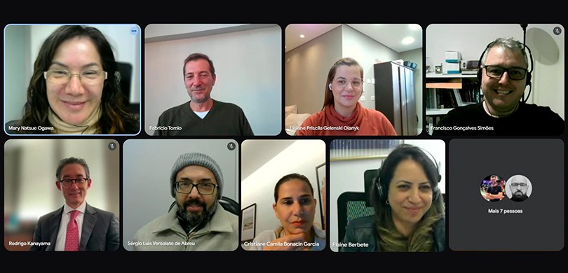 Print de tela de uma reunião por videoconferência, em que aparecem quatro mulheres e três homens...
