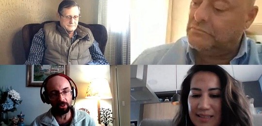 Fotografia de uma sala de reuniões virtual com quatro pessoas na tela