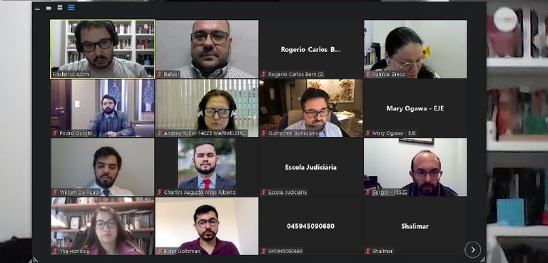 Uma tela de computador mostrando uma reunião on-line com várias pessoas.