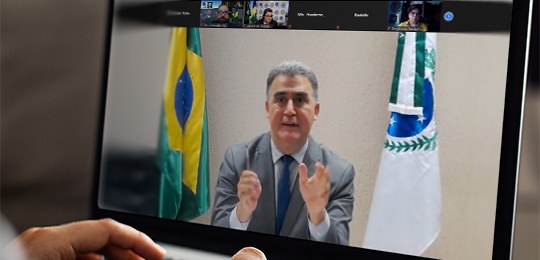 Foto da tela de um notebook, com o presidente, desembargador TIto Campos de Paula, na imagem. O ...