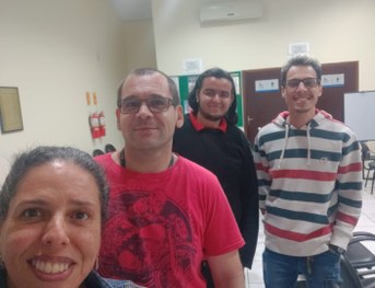 Banner dividido em duas partes, uma “antes” e outra “depois”. Na primeira imagem, as cadeiras da...