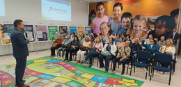 Fotografia na qual se observa uma atividade institucional sendo ministrada para um grupo de idos...