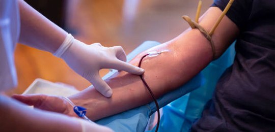 Imagem de uma pessoa doando sangue