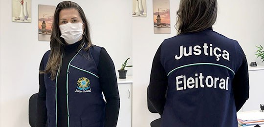 Fotografia da frente e das costas de um colete azul com brasão da Justiça Eleitoral