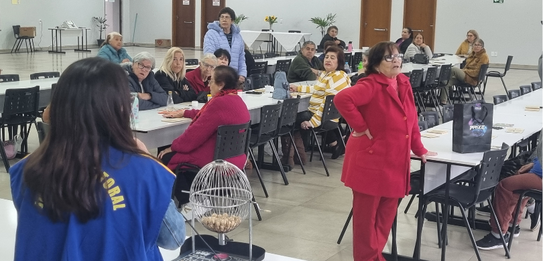Fotografia na qual se vê uma pessoa pressionando a tecla verde de uma urna eletrônica de cor cla...