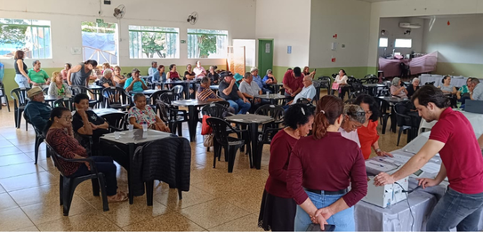 Fotografia de cinco pessoas, quatro homens e uma mulher, em uma sala clara. Dois rapazes com col...